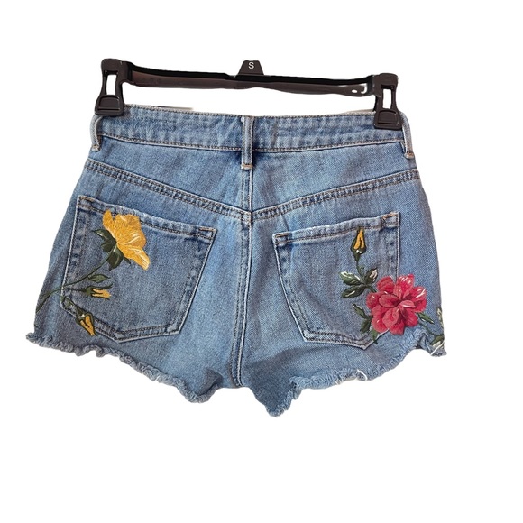 PacSun Denim Flower Embroidered Distressed Light Wash Shorts Size 23 - Picture 2 of 8